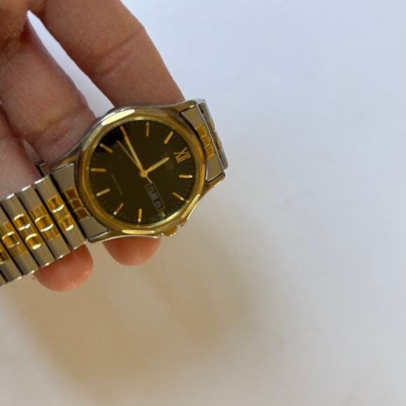 Citizen Watch Co. Quartz Mens Silver & Gold Toned Watch Day & Date - Picture 2 of 5